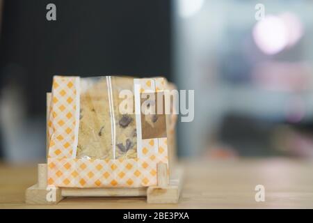 Biscotti con farinata d'avena e cioccolato. Biscotti freschi su un tavolo di legno Foto Stock