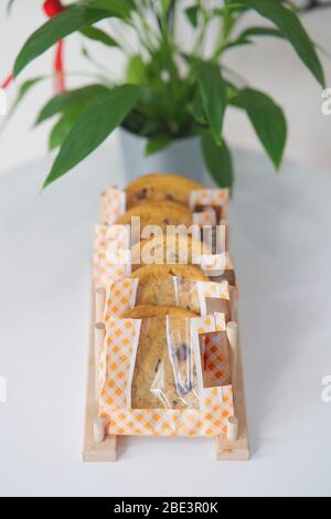Biscotti con farinata d'avena e cioccolato. Biscotti freschi su un tavolo di legno Foto Stock