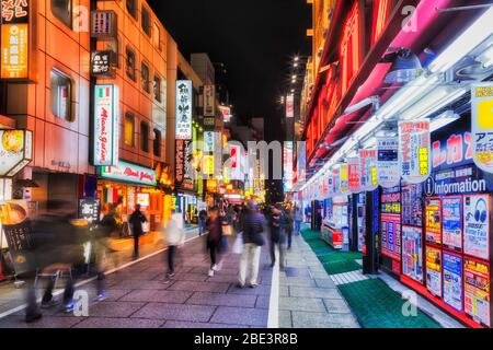 Giappone, Tokyo, 31 Dic 2019: Trafficata via dello shopping nel quartiere di Shinjuku Kabuki-cho della capitale giapponese di notte con annunci e luci luminose. Foto Stock