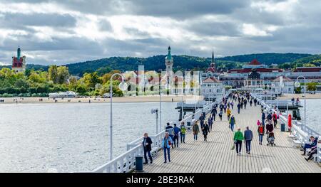 MOLO SOPOT, POLONIA : 26 SETTEMBRE 2018; turisti e residenti della città camminano lungo il molo Sopot durante un caldo pomeriggio d'autunno. Foto Stock