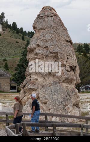 YELLOWSTONE NATIONAL PARK, USA - 14 2014 luglio: Una coppia passeggia davanti al cono dormiente delle sorgenti termali di Liberty Cap nel Parco Nazionale di Yellowstone, Wyoming. Foto Stock