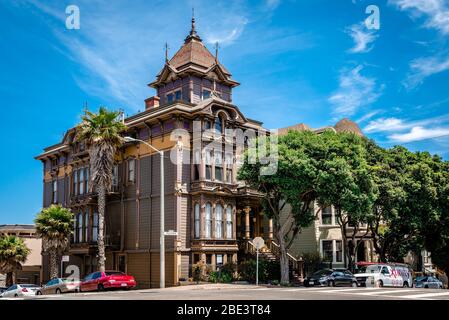 L'incrocio tra Fulton St e Scott St, nell'Alamo Square Park. La casa di William Westerfeld domina il quadro. Foto Stock