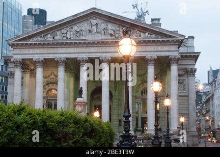 Tramonto luci illuminate Frieze frontone Corinthian colonna al Royal Exchange, Threadneedle Street, City of London, EC3V 3LR di Sir William Tite Foto Stock