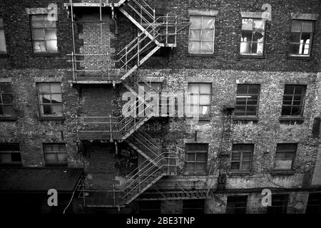 Fuga di fuoco all'aperto su un vecchio mulino nel quartiere di Ancoats di Manchester Foto Stock