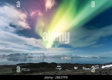 Aurora boreale sulla città di Akureyri in Islanda Foto Stock