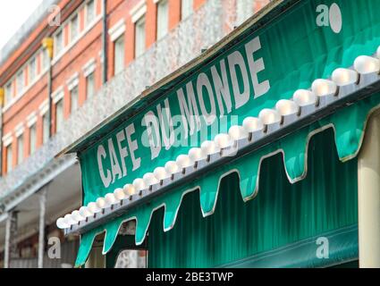 New Orleans, LOUISIANA - 27 marzo 2016: Un'immagine di un giorno/primo piano del Café Du Monde, l'originale cartello esterno del French Market Coffee Stand nel quartiere francese. Foto Stock