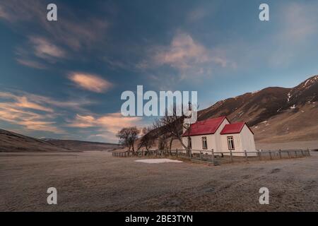 Bella piccola chiesa rossa nel nord dell'Islanda Foto Stock