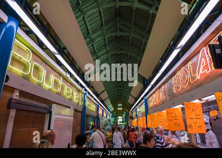 Metz, Francia - 31 agosto 2019: Una sala mercantile del mercato coperto di Metz, Lorena, Francia Foto Stock