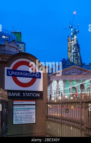 Tramonto luci illuminate Frieze frontone Corinthian colonna al Royal Exchange, Threadneedle Street, City of London, EC3V 3LR di Sir William Tite Foto Stock