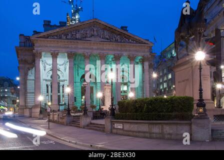 Tramonto luci illuminate Frieze frontone Corinthian colonna al Royal Exchange, Threadneedle Street, City of London, EC3V 3LR di Sir William Tite Foto Stock