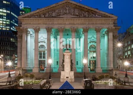 Tramonto luci illuminate Frieze frontone Corinthian colonna al Royal Exchange, Threadneedle Street, City of London, EC3V 3LR di Sir William Tite Foto Stock