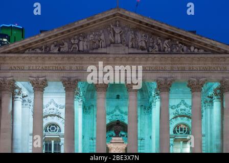 Tramonto luci illuminate Frieze frontone Corinthian colonna al Royal Exchange, Threadneedle Street, City of London, EC3V 3LR di Sir William Tite Foto Stock