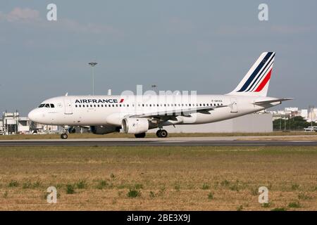 Lisbona, Portogallo. 13 maggio 2013. Un Airbus Air France 320 visto schierarsi all'aeroporto di Lisbona Delgado Credit: Fabrizio Gandolfo/SOPA Images/ZUMA Wire/Alamy Live News Foto Stock