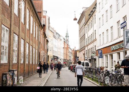 Negozi e ristoranti costeggiano la Krystalgade, una strada trafficata a Copenhagen, Danimarca. Foto Stock