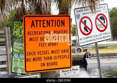 Un avviso, avvertimento per i navigatori a una rampa di lancio barca a Crystal River, Florida durante la pandemia Covid-19. Foto Stock