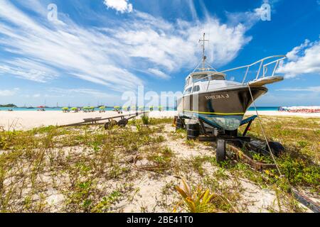 Vista della barca su Carlisle Beach, Bridgetown, Barbados, Indie Occidentali, Caraibi, America Centrale Foto Stock