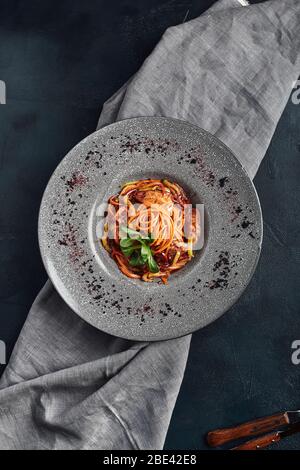 Spaghetti con salsa di pomodoro alle verdure e carne. Cucina tradizionale italiana. Foto del cibo. Piatto dallo chef. Feed bello, primo piano, vista dall'alto Foto Stock