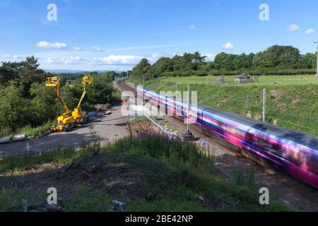 Primo Transpennine Express Siemens Desiro classe 350 treno elettrico in velocità sulla costa occidentale linea principale con movimento sfocato. Treno Firstgroup Foto Stock