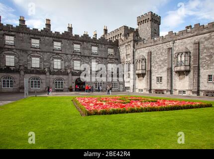 Il Castello di Kilkenny era originariamente una struttura in legno costruita da Strongbow nel 1195 per controllare un punto di fording del fiume Nore. Foto Stock