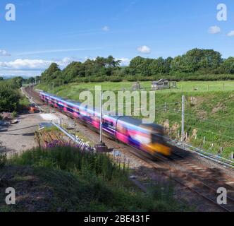 Primo Transpennine Express Siemens Desiro classe 350 treno elettrico in velocità sulla costa occidentale linea principale con movimento sfocato. Treno Firstgroup Foto Stock