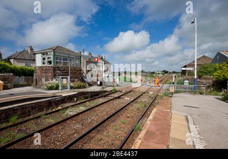 Segnalazione della rete ferroviaria a Bootle sulla ferrovia costiera Cumbria che chiude i cancelli di attraversamento del livello manuale con la scatola di segnalazione meccanica Foto Stock