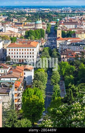 Panorama aereo della città di Bergamo, provincia di Lombardia, Italia. Pittoresca vista primaverile della strada principale di Bergamo, Viale Vittorio Emanuele II Ferrovia Bergamo Foto Stock