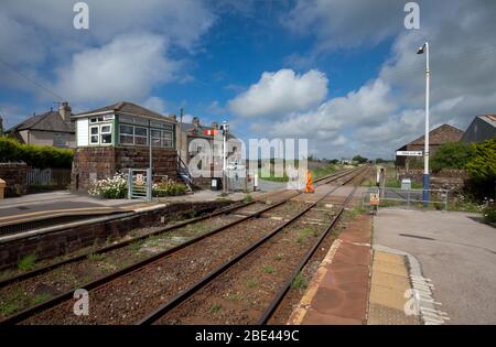 Segnalazione della rete ferroviaria a Bootle sulla ferrovia costiera Cumbria che chiude i cancelli di attraversamento del livello manuale con la scatola di segnalazione meccanica Foto Stock