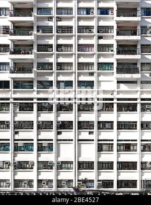 Edificio residenziale di stile distopico, con alta griglia, situato a Kowloon, Hong Kong Foto Stock