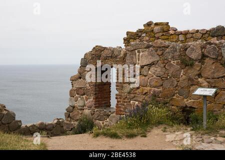 Una porta e un muro in rovina presso la fortezza medievale di Hammershus vicino ad Allinge sul promontorio di Hammeren sull'isola di Bornholm in Danimarca sul Mar Baltico. Foto Stock