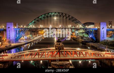 Vista panoramica dell'iconico Tyne Bridge e del fiume Tyne sotto il chiaro di luna e il cielo notturno, Newcastle UK
