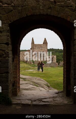 Una porta ad arco presso le rovine della fortezza medievale di Hammershus vicino ad Allinge sull'isola di Bornholm in Danimarca. Foto Stock