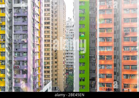 Vista surreale di edifici vivaci e colorati a Kowloon, Hong Kong Foto Stock