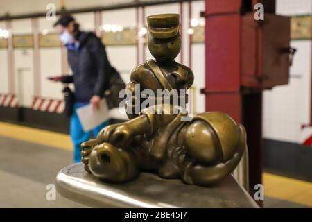 New York, Stati Uniti. 11 aprile 2020. A Manhattan a New York City negli Stati Uniti questo giovedì, 09. New York City è l'epicentro del Coronavirus pandemic Credit: William Volcov/ZUMA Wire/Alamy Live News Foto Stock