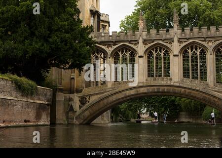 Punting sul fiume Cam sotto il Ponte dei Sospiri al St John's College di Cambridge, Inghilterra, Regno Unito. Foto Stock