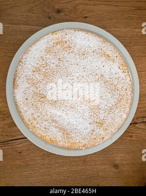 Una deliziosa Cheesecake completa e senza tagli dalla vista dall'alto. Foto Stock