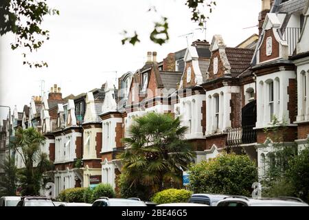 Case vittoriane nel villaggio di Barnes, un sobborgo sul lato ovest di Londra, Inghilterra, Regno Unito. Foto Stock