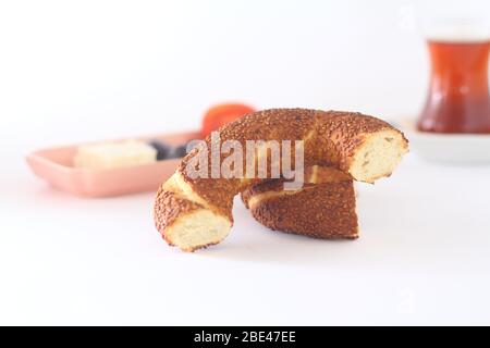 Bagel turchi, simit, pomodori e tè turco su sfondo bianco. Foto Stock