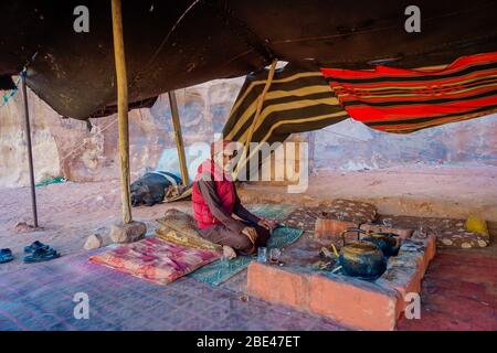 Jordan, Wadi Rum, il giovane beduino propone il tè nella sua tenda. 6 ottobre 2017 Foto Stock