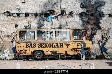 Arte di strada malese nella chinatown di Kuala Lumpur, bambini che distruggono la scuola bus - Arte urbano de malasia, niños Destrozan el autobus del colegio Foto Stock