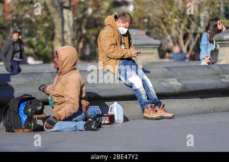 New York, Stati Uniti. 11 Aprile 2020. Atmosfera al Washington Square Park di Manhattan a New York City negli Stati Uniti, New York City è l'epicentro della pandemia di Coronavirus (COVID-19). Credit: Brazil Photo Press/Alamy Live News Foto Stock