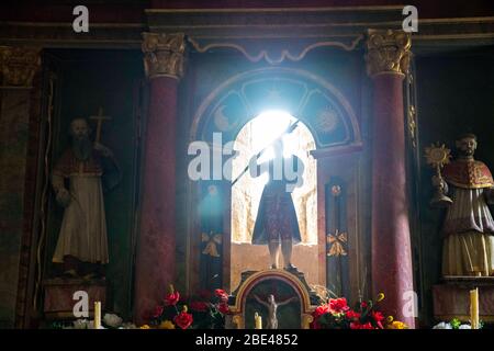 Spagna, Galizia, Lugo, Palais de Rei, Camino de Santiago, la strada di San Giacomo. Altare della Chiesa. Foto Stock