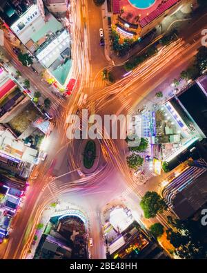 Vista sul drone di una grande rotatoria nella città di ho Chi Minh; Quan 1, ho Chi Minh, Vietnam Foto Stock