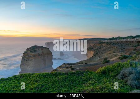 Collezione dodici Apostoli di pile di calcare al tramonto lungo Great Ocean Road nel Port Campbell National Park di Victoria Australia. Foto Stock