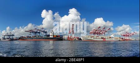 KAOHSIUNG, Taiwan -- Giugno 2, 2019: contenitori vengono caricati sulle navi nel porto di Kaohsiung. Foto Stock