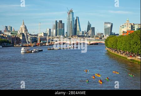 Barche sul Tamigi con grattacieli e monumenti; Londra, Inghilterra Foto Stock