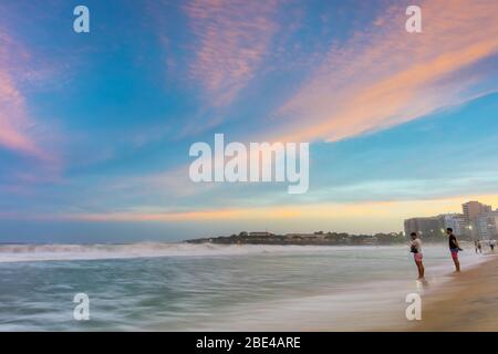 Tramonto a Copacabana Beach; Rio de Janeiro, Rio de Janeiro, Brasile Foto Stock