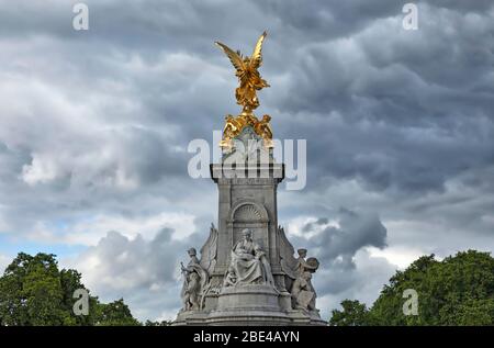 Statua del Victoria Memorial a Buckingham Palace; Londra, Inghilterra Foto Stock