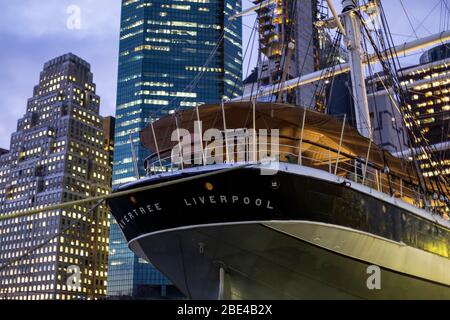 Wavertree, una nave a vela presso South Street Seaport, Museum, Manhattan; New York City, New York, Stati Uniti d'America Foto Stock