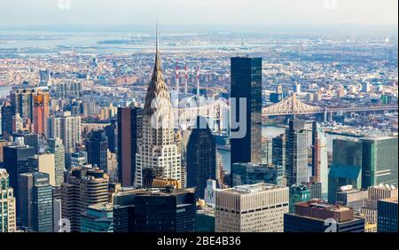 Chrysler Building e il Queensboro Bridge sul fiume East, Manhattan; New York City, New York, Stati Uniti d'America Foto Stock