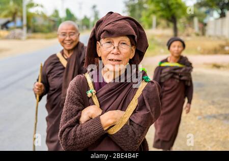 Monache buddiste che si erigono su una strada; Taungyii, Shan state, Myanmar Foto Stock